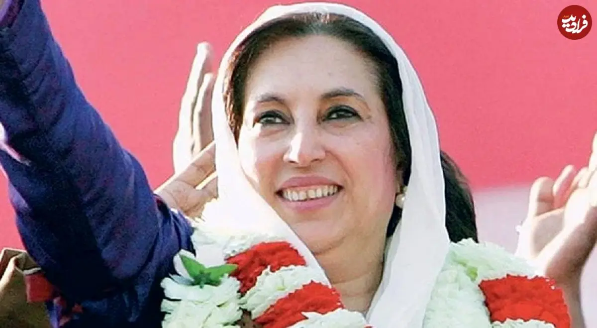 عکس| سفر در زمان؛ «بی نظیر بوتو» در حال دست دادن با یک دختربچه در استان سند؛ سال 1364