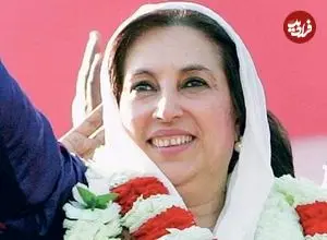 عکس| سفر در زمان؛ «بی نظیر بوتو» در حال دست دادن با یک دختربچه در استان سند؛ سال 1364