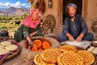 ببینید| غذای روستایی در افغانستان؛ پخت نان سنتی فطیر توسط زوج مسن افغان