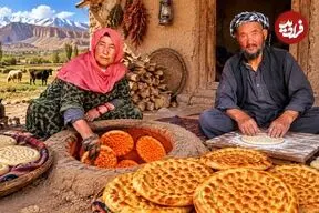 ببینید| غذای روستایی در افغانستان؛ پخت نان سنتی فطیر توسط زوج مسن افغان