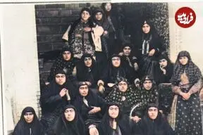 تصویر| سفر به تاریخ؛ عکس یادگاری زنان حرمسرای ناصرالدین‌شاه در کنار خواجه‌های اندرونی