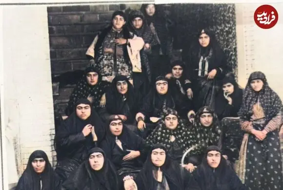 تصویر| سفر به تاریخ؛ عکس یادگاری زنان حرمسرای ناصرالدین‌شاه در کنار خواجه‌های اندرونی