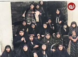 تصویر| سفر به تاریخ؛ عکس یادگاری زنان حرمسرای ناصرالدین‌شاه در کنار خواجه‌های اندرونی