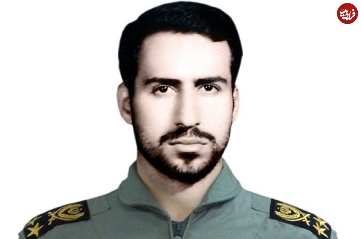 عکس؛ سفر در زمان؛ «احمد کشوری» خلبان مشهور بل ایاچ-۱ کبرا در کنار هلیکوپترش؛ دهه 50