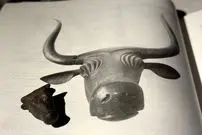 عکس| یک کوهنورد، سر گاو برنزی ۳۰۰۰ ساله را هنگام پیاده روی پیدا کرد!