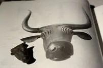 عکس| یک کوهنورد، سر گاو برنزی ۳۰۰۰ ساله را هنگام پیاده روی پیدا کرد!
