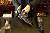 (ویدئو) مهارت کفاش ماهر کره ای در براق کردن کفش ها