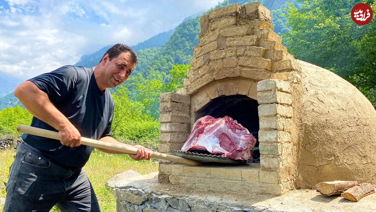 (ویدئو) پخت دیدنی یک غذای خوشمزه با گوشت سرسینه گاو در طبیعت آذربایجان 