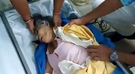 (ویدیو و عکس) زنده شدن زن 76 ساله در تابوت هنگام مراسم تشییع 