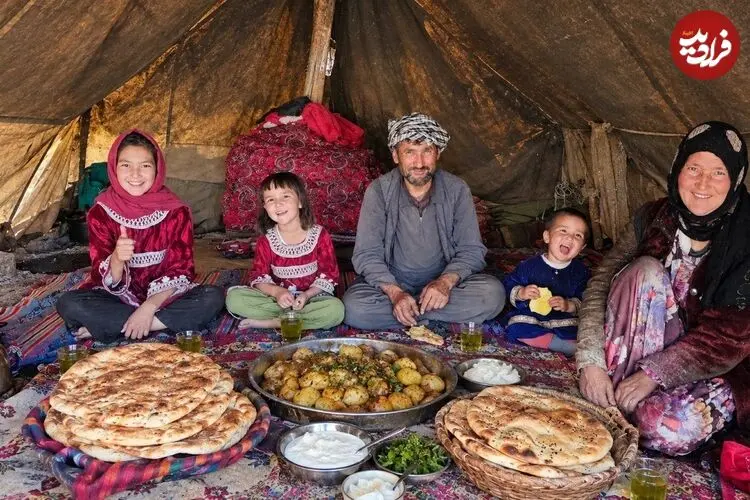 ببینید| غذای روستایی در افغانستان؛ پخت نان و سیب زمینی در تنور در کوهستان