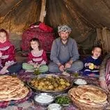ببینید| غذای روستایی در افغانستان؛ پخت نان و سیب زمینی در تنور در کوهستان