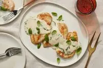طرز تهیه فیله مرغ با سس کره و سیر!