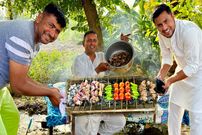ببینید؛ غذای روستایی در پاکستان؛ پخت خوراک و کباب پیشاوری با گوشت بره کنار رودخانه 