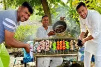 ببینید؛ غذای روستایی در پاکستان؛ پخت خوراک و کباب پیشاوری با گوشت بره کنار رودخانه 