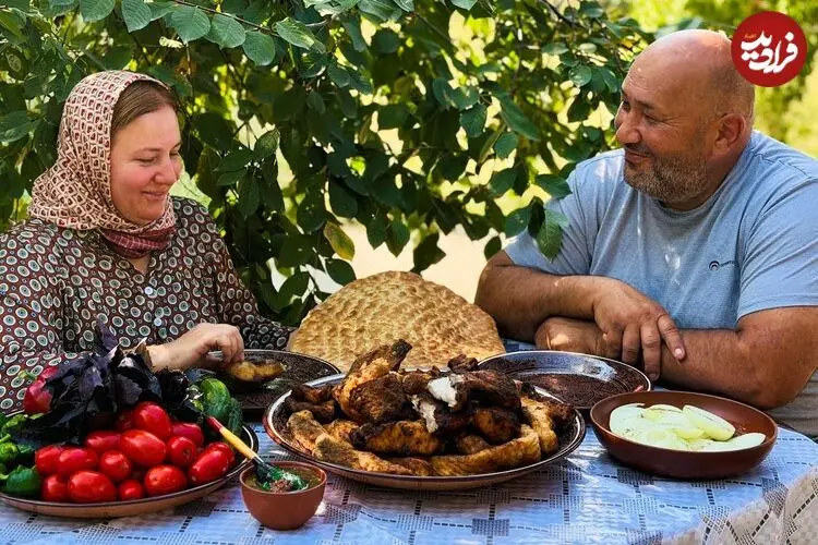 ببینید| غذای روستایی در روسیه؛ سوخاری کردن ماهی روی آتش توسط زوج داغستانی