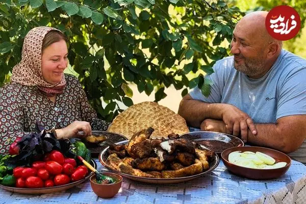 ببینید| غذای روستایی در روسیه؛ سوخاری کردن ماهی روی آتش توسط زوج داغستانی
