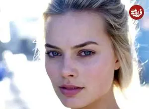 عکس| سفر در زمان؛ «مارگو رابی» در حال بازدید از یک آرایشگاه در لندن؛ سال 1393