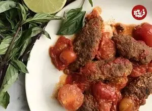 کباب تابه‌ای با سس گوجه؛ این غذا با سیب‌زمینی سرو می‌شود