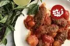 کباب تابه‌ای با سس گوجه؛ این غذا با سیب‌زمینی سرو می‌شود