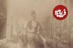 عکس| سفر زمان؛ مرد خرسوار در حال عبور از کنار یک قصابی؛ دوران قاجار