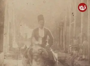 عکس| سفر زمان؛ مرد خرسوار در حال عبور از کنار یک قصابی؛ دوران قاجار