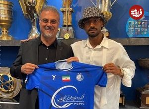 عکس؛ ساعت ۵ میلیاردی خاص رامین رضاییان هنگام تمدید قرارداد با استقلال