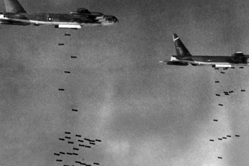 (ویدئو) صحنه هایی هولناک از بزرگترین عملیات بمباران هوایی پس از جنگ جهانی دوم در ویتنام
