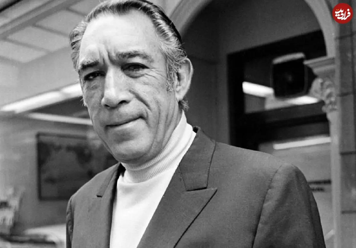 عکس| سفر در زمان؛ «آنتونی کوئین» به همراه همسرش در حال ورود به فرودگاه رم؛ سال 1334