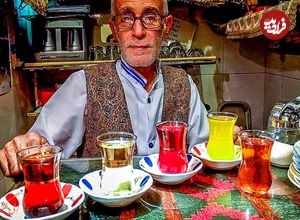 عکس؛ سفر در زمان؛ «استاد بنای تهرانی در یک قهوه خانه در حال چای خوردن»؛ دهه 40