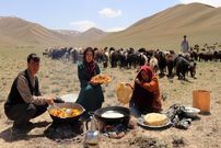 ببینید؛ غذای عشایری در افغانستان؛ پخت نان تازه به همراه خوراک مرغ
