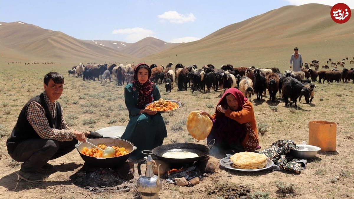 ببینید؛ غذای عشایری در افغانستان؛ پخت نان تازه به همراه خوراک مرغ
