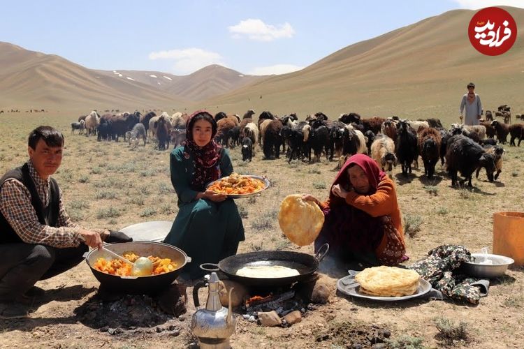 ببینید؛ غذای عشایری در افغانستان؛ پخت نان تازه به همراه خوراک مرغ