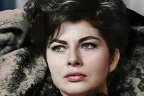 عکس| سفر به تاریخ؛ ثریا اسفندیاری در کاخ گلستان تهران؛ سال ۱۳۳۰