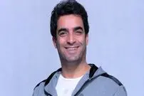 عکس؛ شب یلدا ۱۴۰۴: منوچهر هادی در کنار مادر و خواهرانش در رستوران