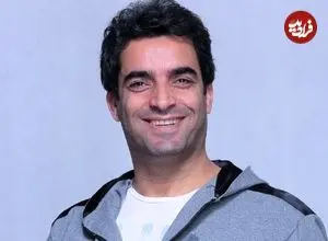 عکس؛ شب یلدا ۱۴۰۴: منوچهر هادی در کنار مادر و خواهرانش در رستوران