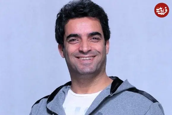 عکس؛ شب یلدا ۱۴۰۴: منوچهر هادی در کنار مادر و خواهرانش در رستوران