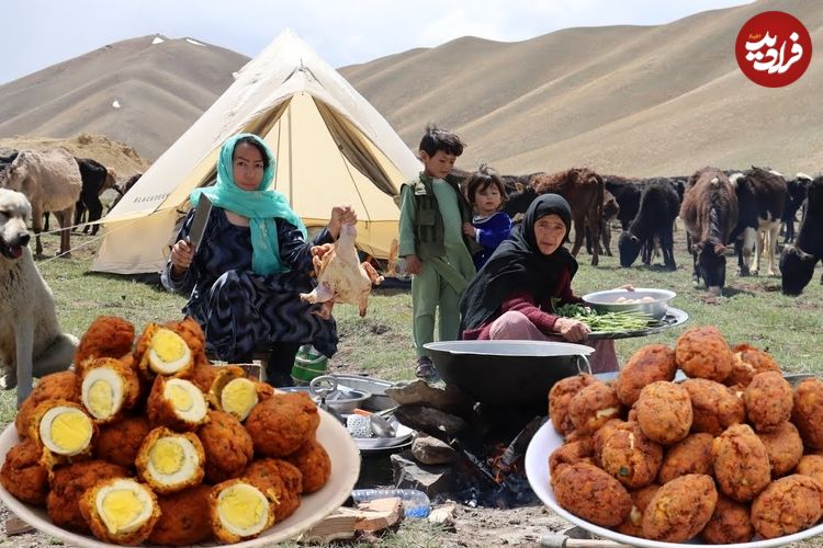 ببینید؛ غذای عشایری در افغانستان؛ پخت یک غذای سنتی با تخم مرغ و مرغ در طبیعت