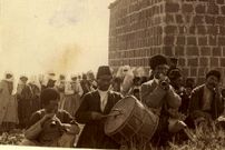 عکس؛ سفر به تاریخ؛ رقص پسرها با لباس دخترانه در ارومیه؛ 130 سال قبل