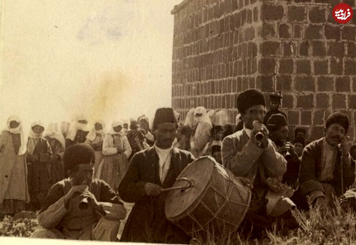 عکس؛ سفر به تاریخ؛ رقص پسرها با لباس دخترانه در ارومیه؛ 130 سال قبل