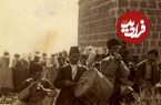 عکس؛ سفر به تاریخ؛ رقص پسرها با لباس دخترانه در ارومیه؛ 130 سال قبل