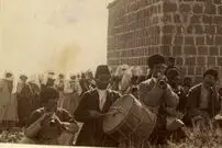 عکس؛ سفر به تاریخ؛ رقص پسرها با لباس دخترانه در ارومیه؛ 130 سال قبل