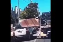 ( ویدیو) بی دقتی راننده کامیون باعث خسارت به خودو پارک شده شد