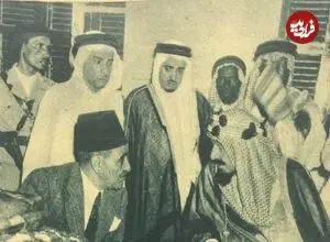 عکس| سفر زمان؛ اولین پادشاه عربستان و فرماندار کل پاکستان در حال خوردن یک گوسفند کامل؛ سال 1332