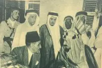 عکس| سفر زمان؛ اولین پادشاه عربستان و فرماندار کل پاکستان در حال خوردن یک گوسفند کامل؛ سال 1332