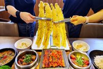 ببینید؛ غذای خیابانی در کره؛ مارماهی کبابی و سرخ شده با پلو در سئول