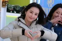 عکس| سفر زمان؛ تیپ یکدست قرمز «سوسانو» در مراسم معرفی سریال جدیدش