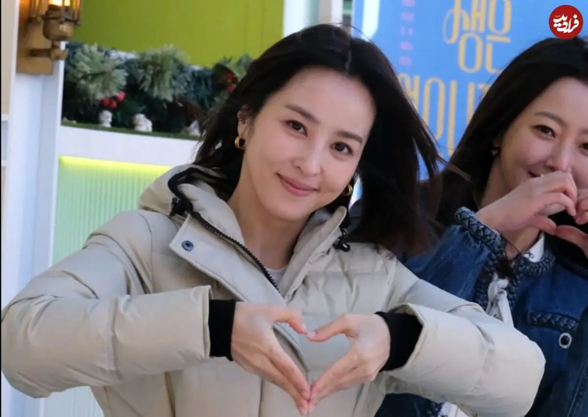 عکس| سفر زمان؛ تیپ یکدست قرمز «سوسانو» در مراسم معرفی سریال جدیدش