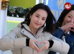 عکس| سفر زمان؛ تیپ یکدست قرمز «سوسانو» در مراسم معرفی سریال جدیدش