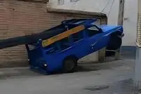 ( ویدیو) پرواز یک نیسان آبی هنگام تخلیه غیر اصولی تیرآهن