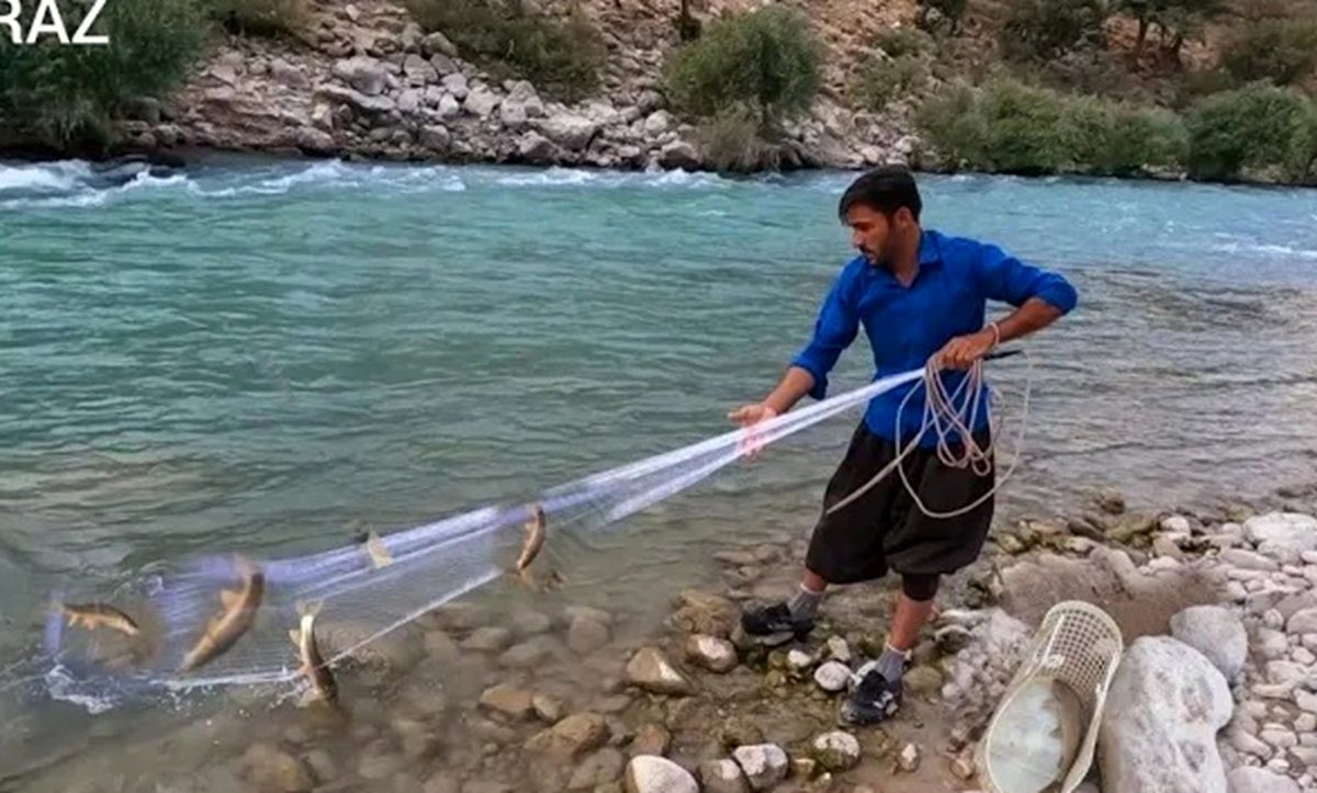 (ویدئو) ماهیگیری دیدنی مرد عشایر قشقایی در رودخانه؛ پخت گوجه بادمجان توسط همسرش